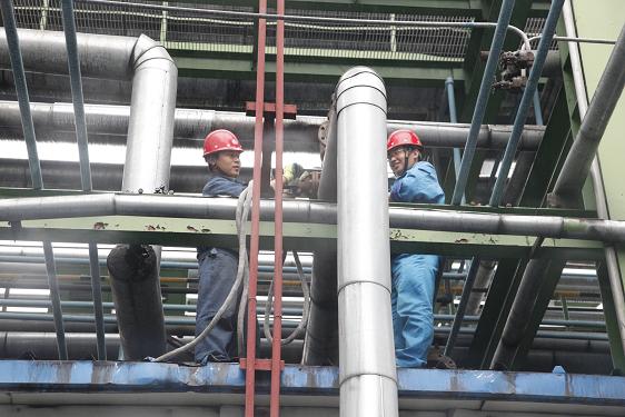 制氢车间万勇、、、李卫平在管架上装置清静阀