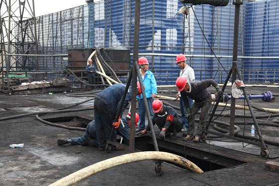 那里有施工，，那里就有清静。清静环保部副部长李传成、、、清静员任吉龙在现场检查。