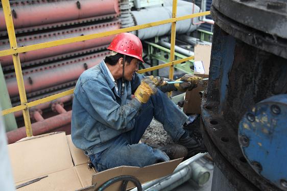 磨练车间王维宝在焦化车间替换间冷塔入口阀门垫片