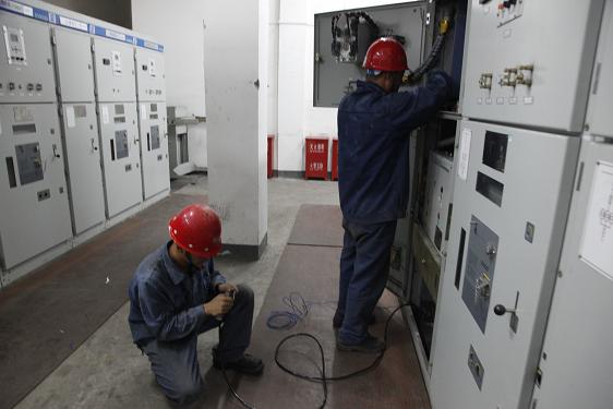 磨练电气王西平、、、田创在给电路配线