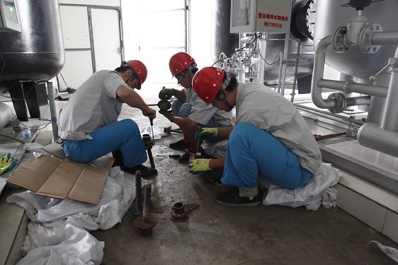 公用车间刘建刚、、、霍乐乐、、、张卫强磨练制氮机丝杠压盖