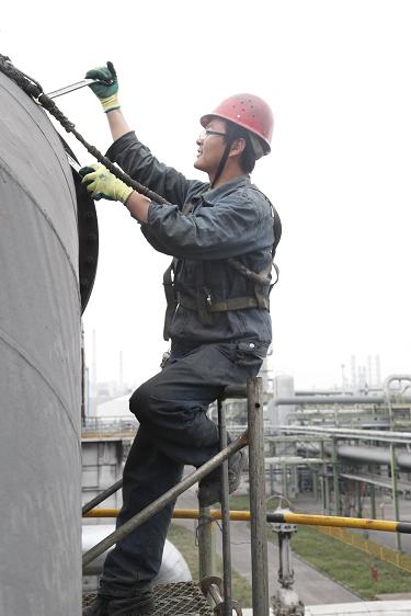 制氢车间朱恒正在塔上认真事情