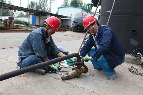 公用车间李泽、、、韩登国正在磨练清静阀